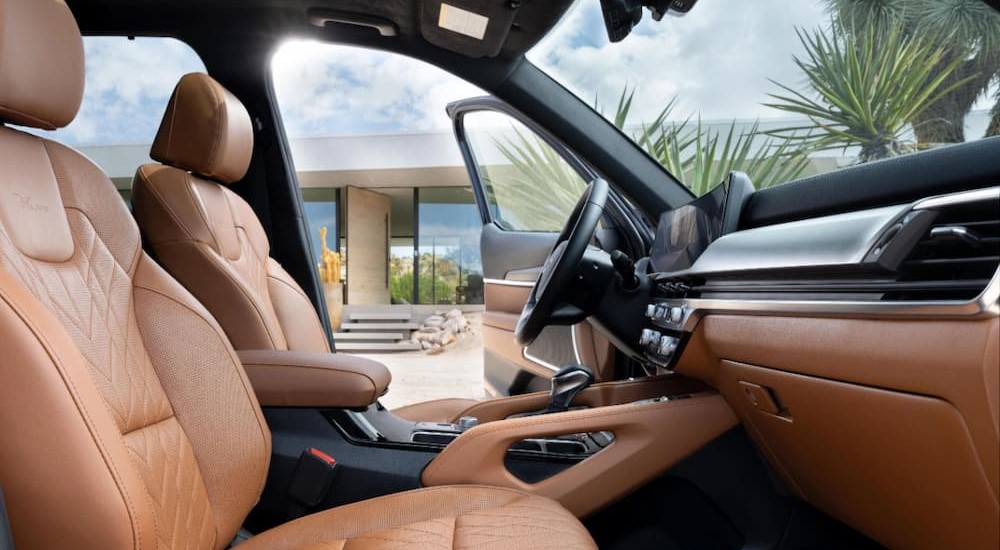 The black and brown front seats and dash of a 2025 Kia Telluride.