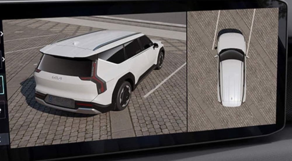360 Surround view monitor featured on the infotainment screen in a 2025 Kia Sorento.