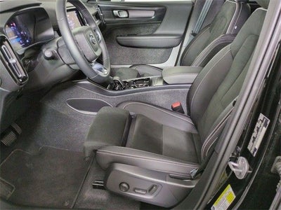 2023 Volvo XC40 B5 Plus Dark Theme