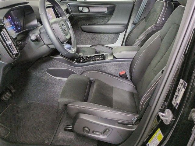 2023 Volvo XC40 B5 Plus Dark Theme