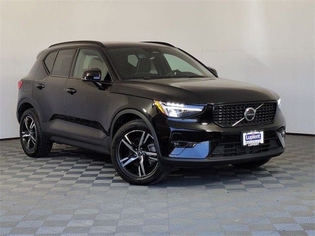2023 Volvo XC40 B5 Plus Dark Theme