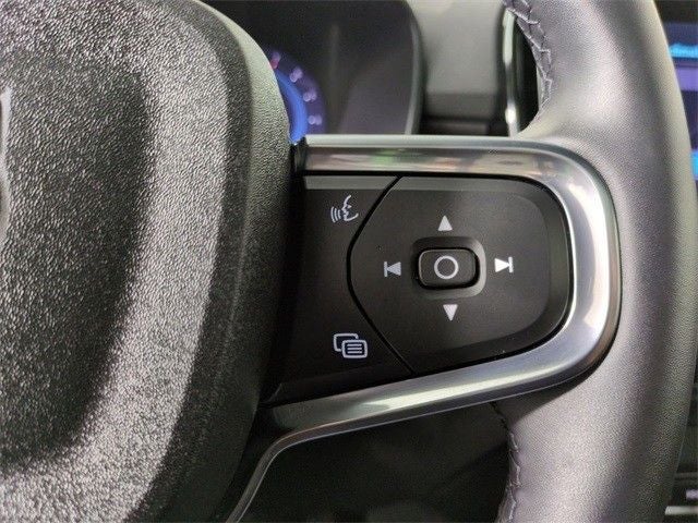 2023 Volvo XC40 B5 Plus Dark Theme