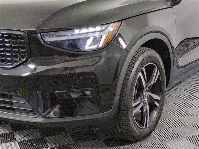 2023 Volvo XC40 B5 Plus Dark Theme