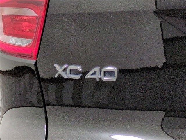 2023 Volvo XC40 B5 Plus Dark Theme
